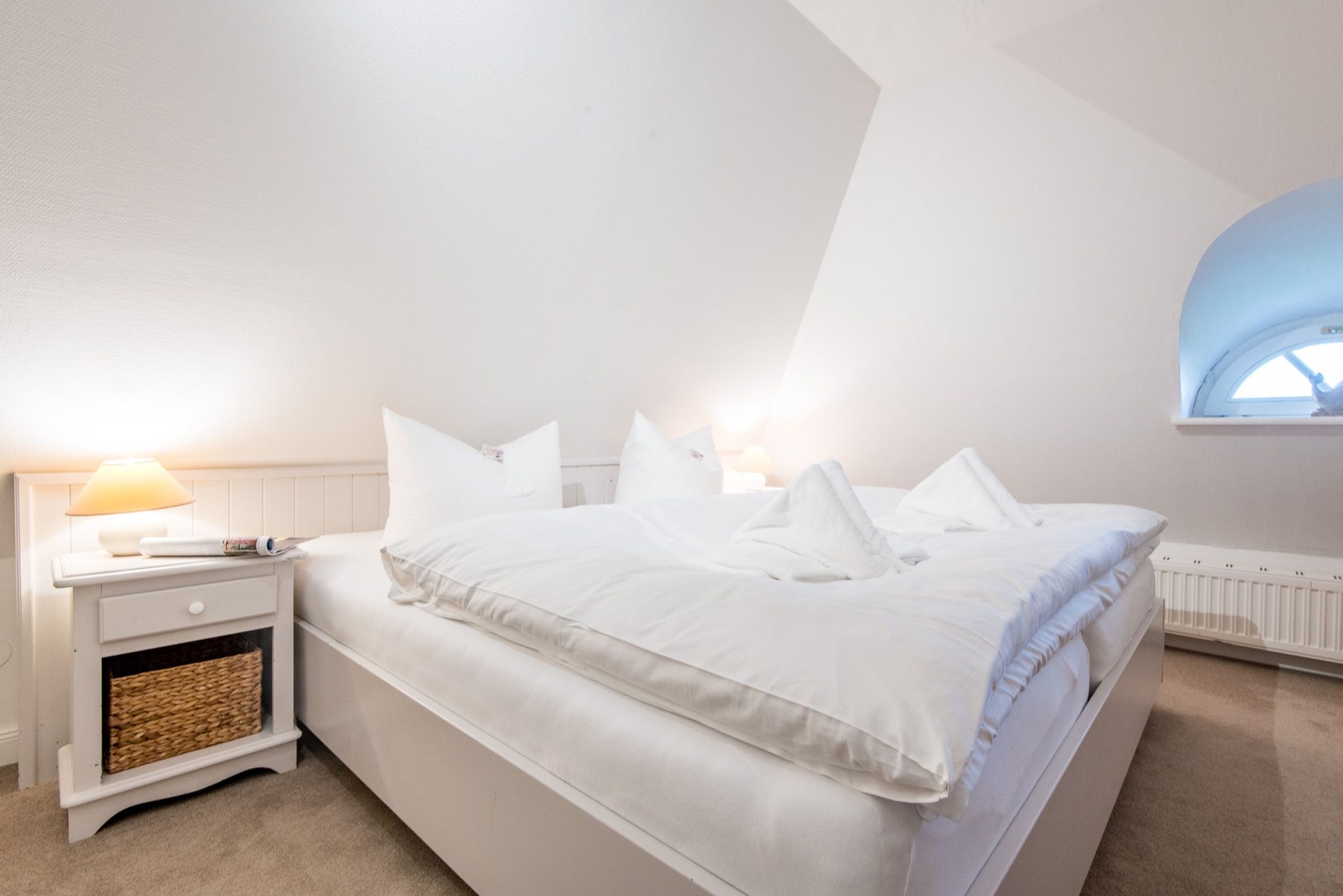 Schlafzimmer mit Doppelbett in Ferienhaus auf Sylt