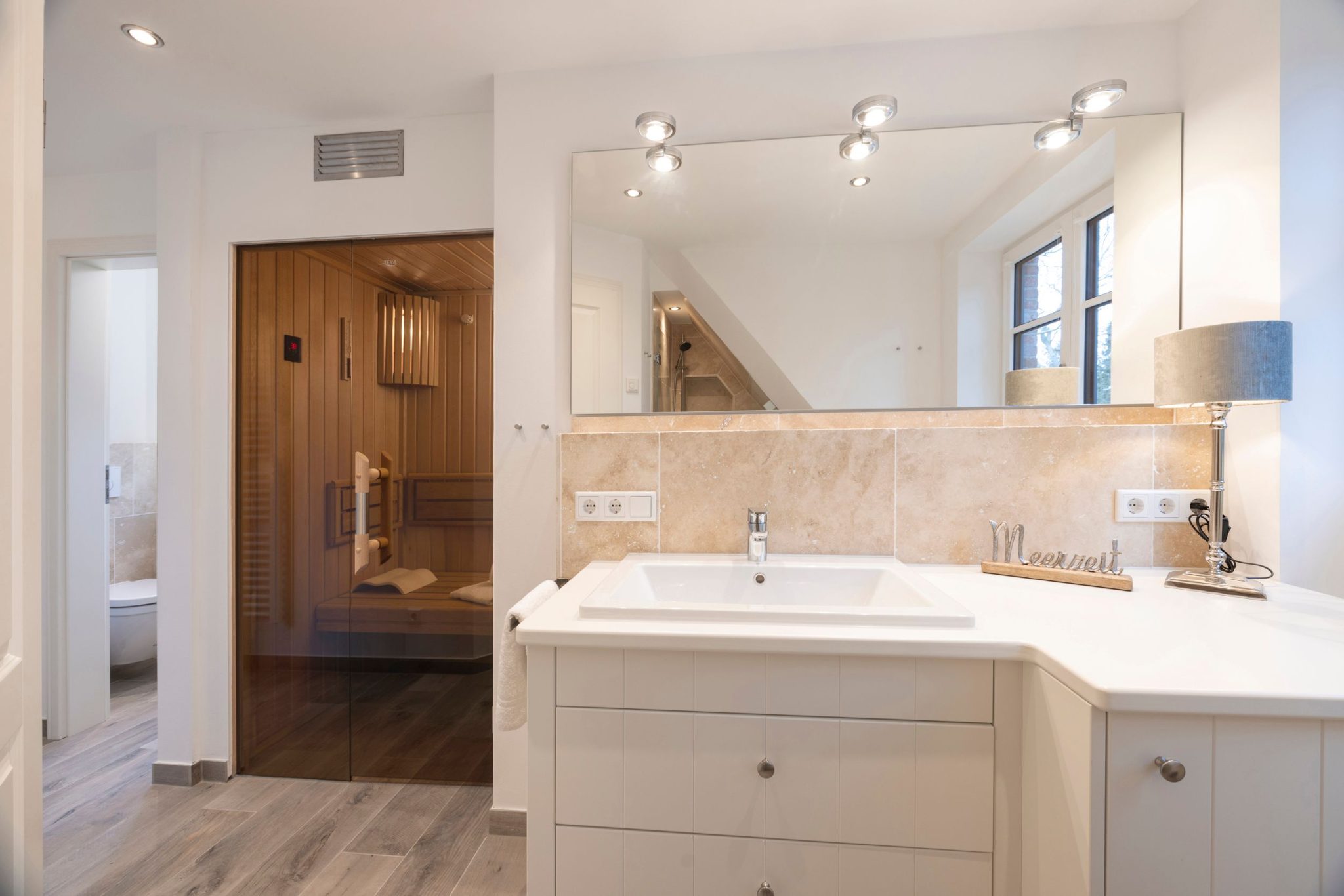 Badezimmer mit Sauna und Spiegel in Ferienhaus auf Sylt