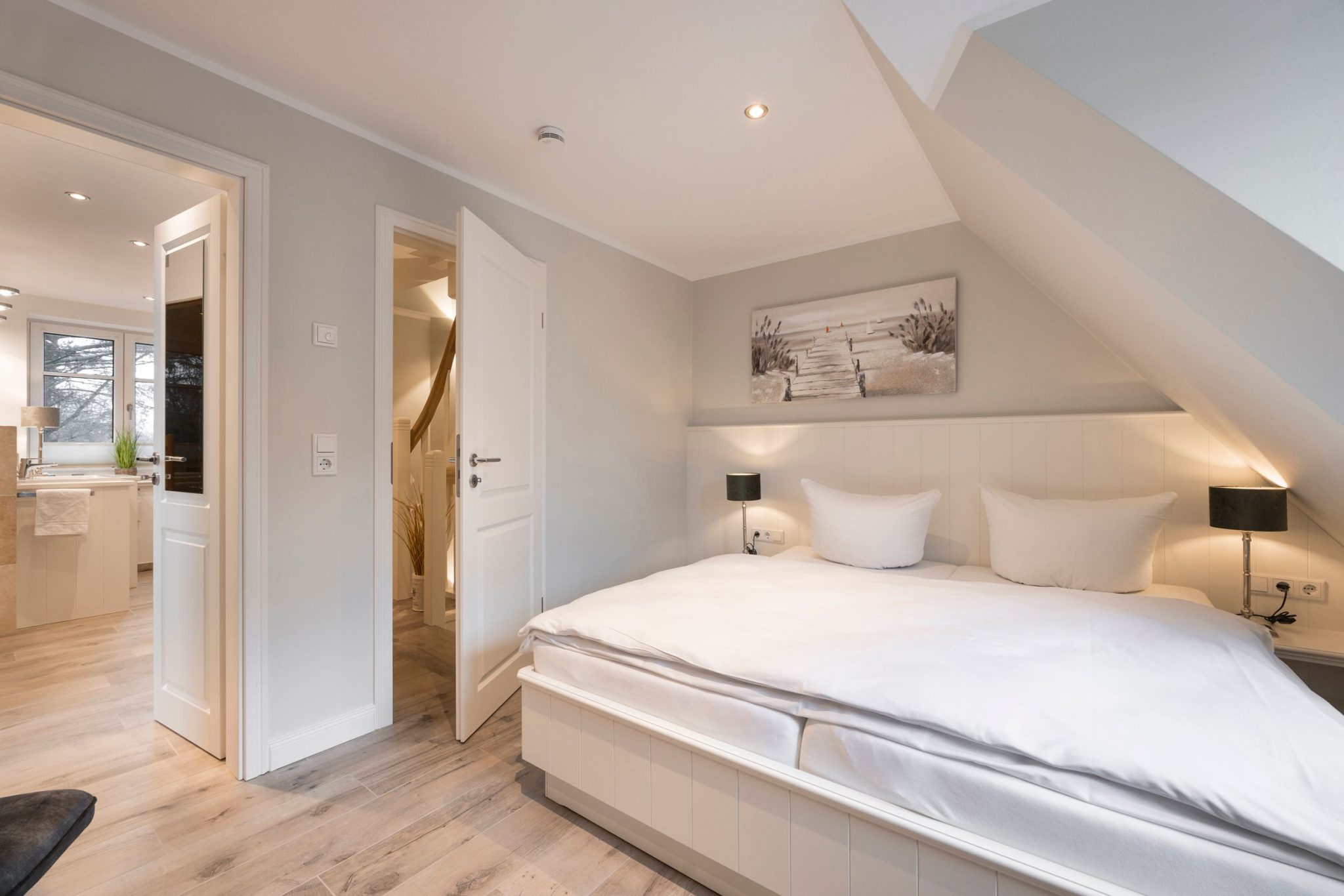 Schlafzimmer mit Doppelbett in Ferienhaus auf Sylt