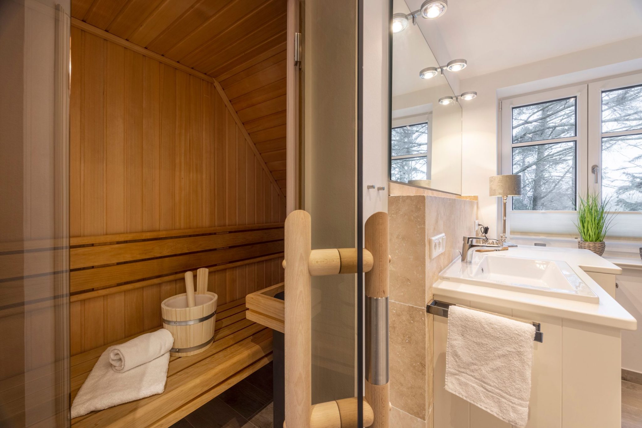 Badezimmer mit Sauna in Ferienhaus auf Sylt