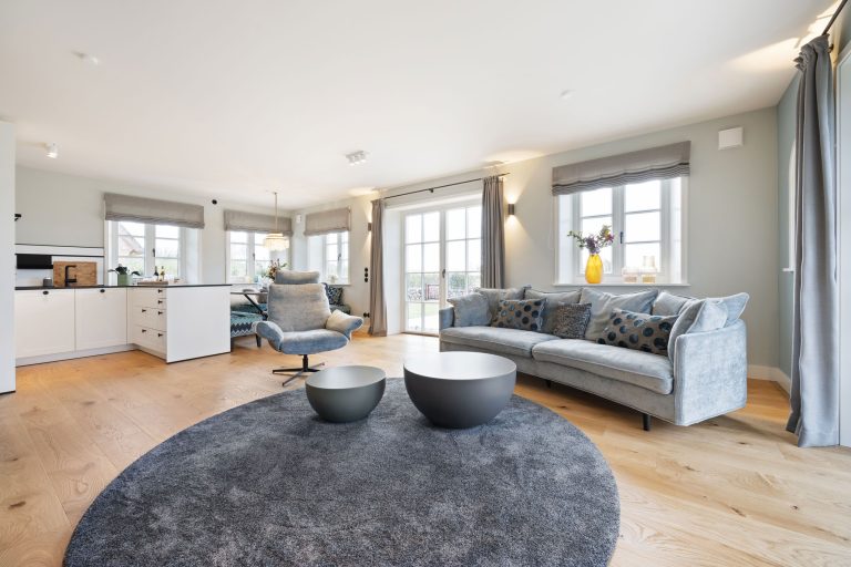 Wohnzimmer mit Sofa in Ferienhaus auf Sylt