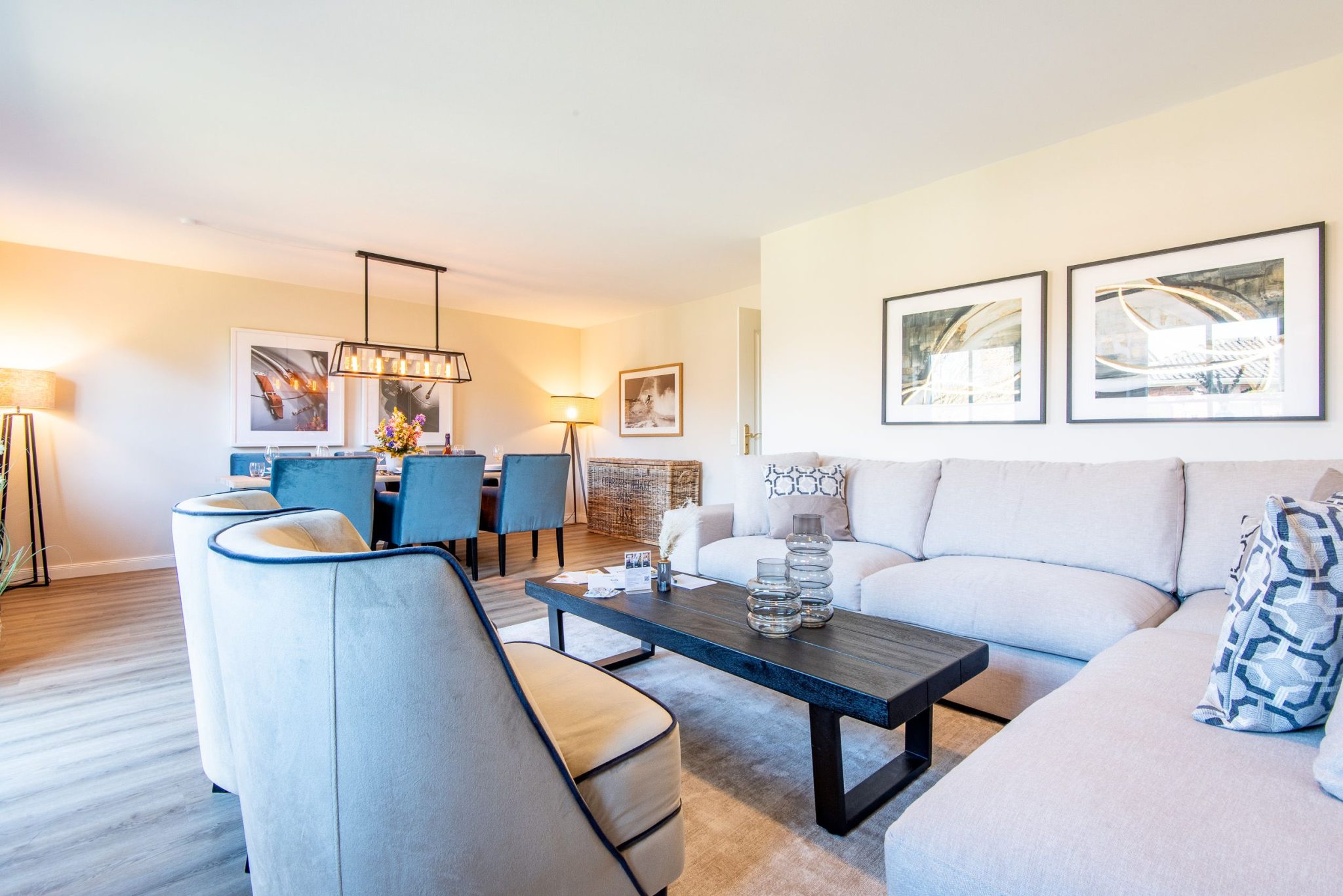 Esstisch und Sofa in Ferienhaus auf Sylt