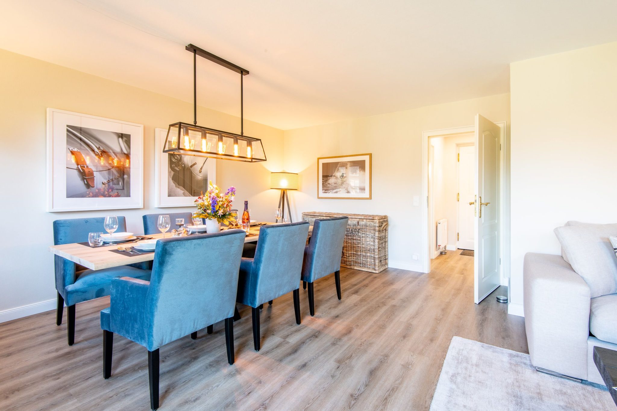 Esstisch und Sofa in Ferienhaus auf Sylt