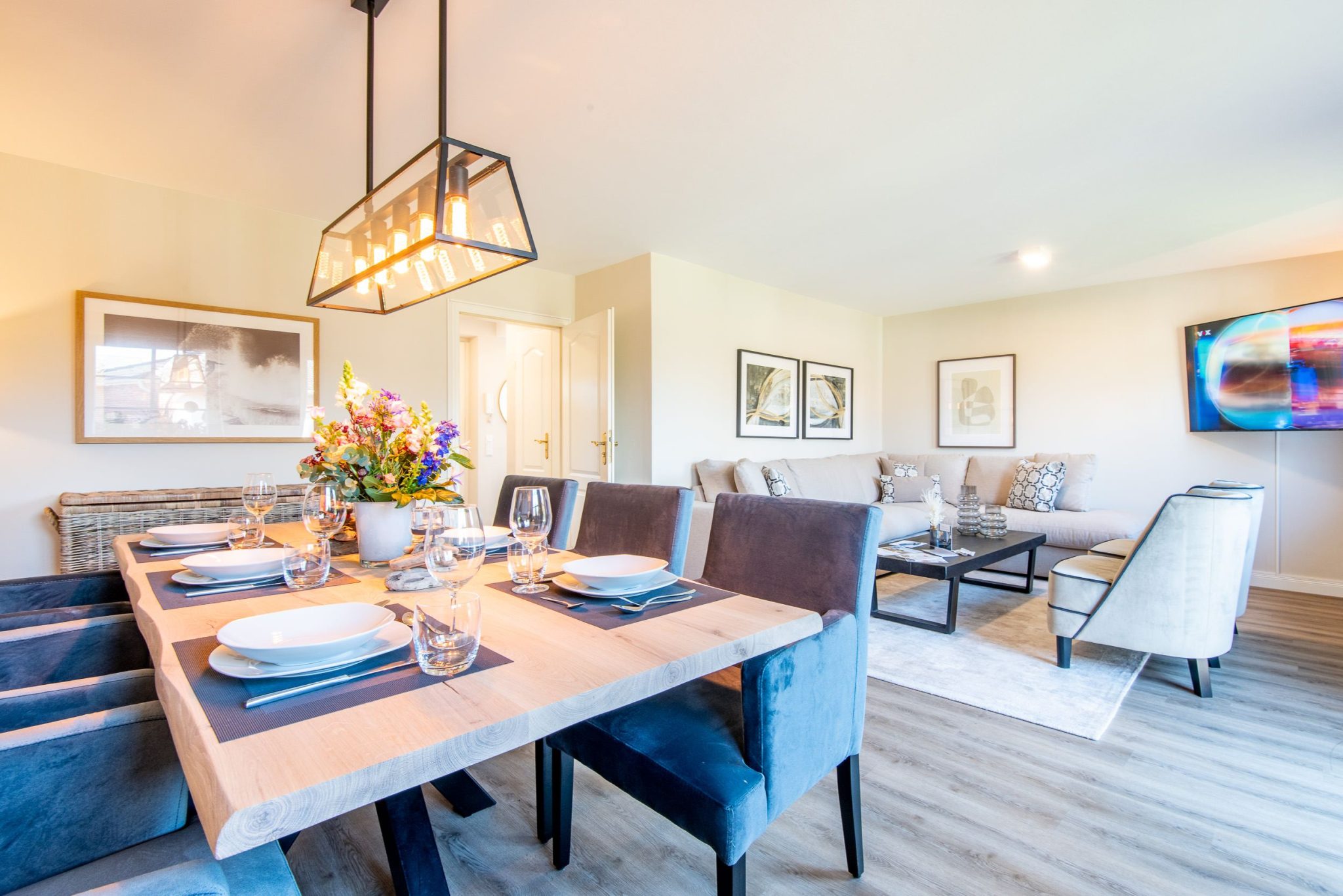 Esstisch und Sofa in Ferienhaus auf Sylt