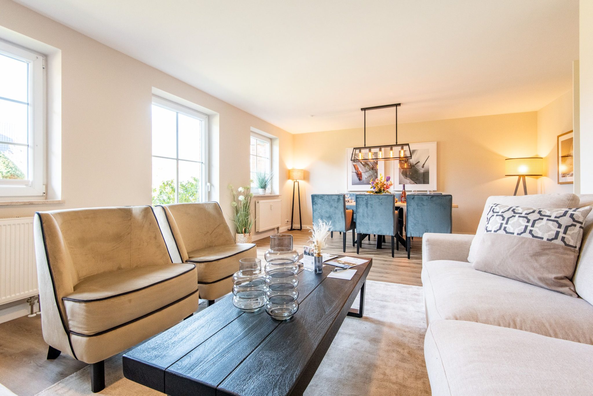 Esstisch und Sofa in Ferienhaus auf Sylt