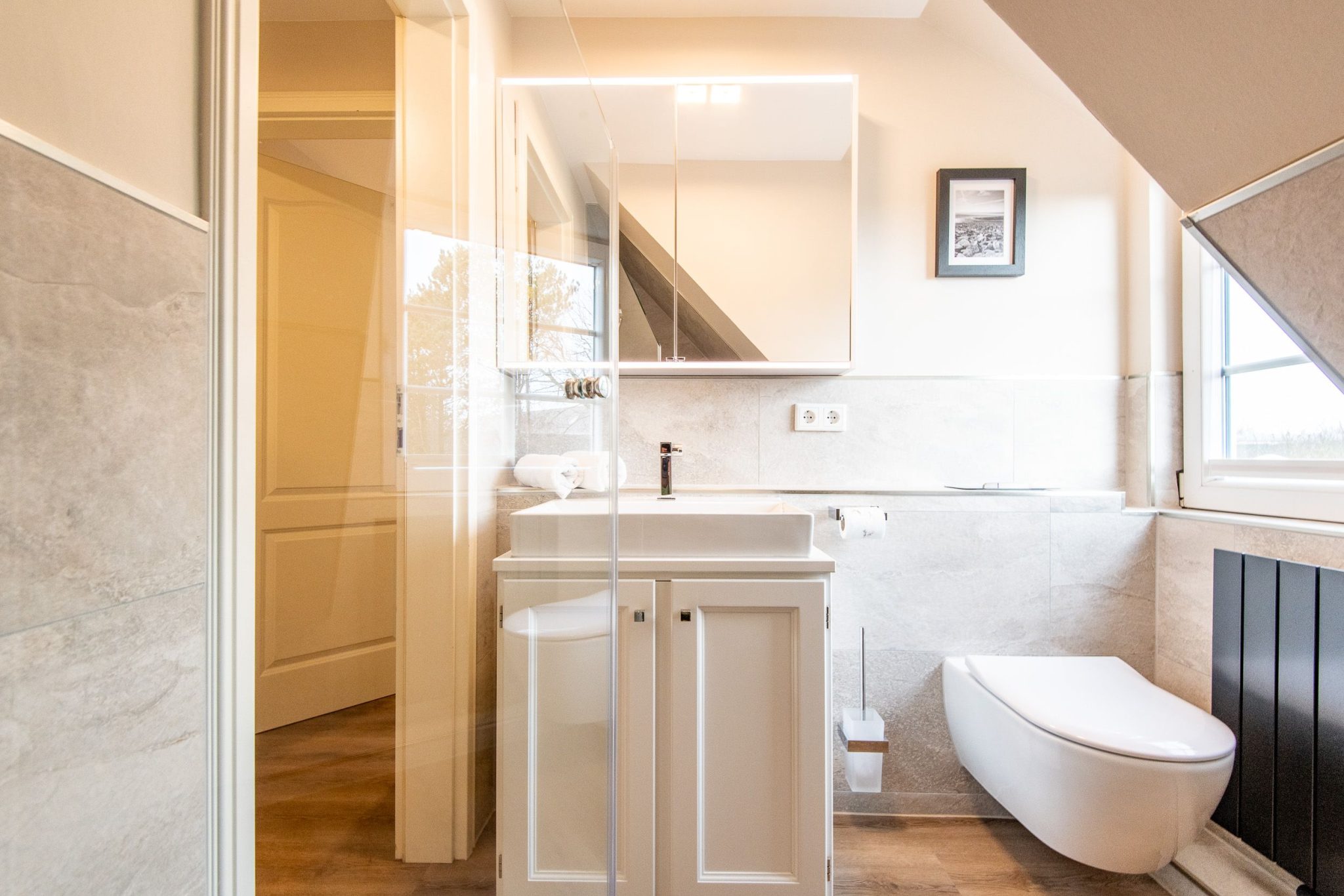 Badezimmer mit Spiegel in Ferienhaus auf Sylt