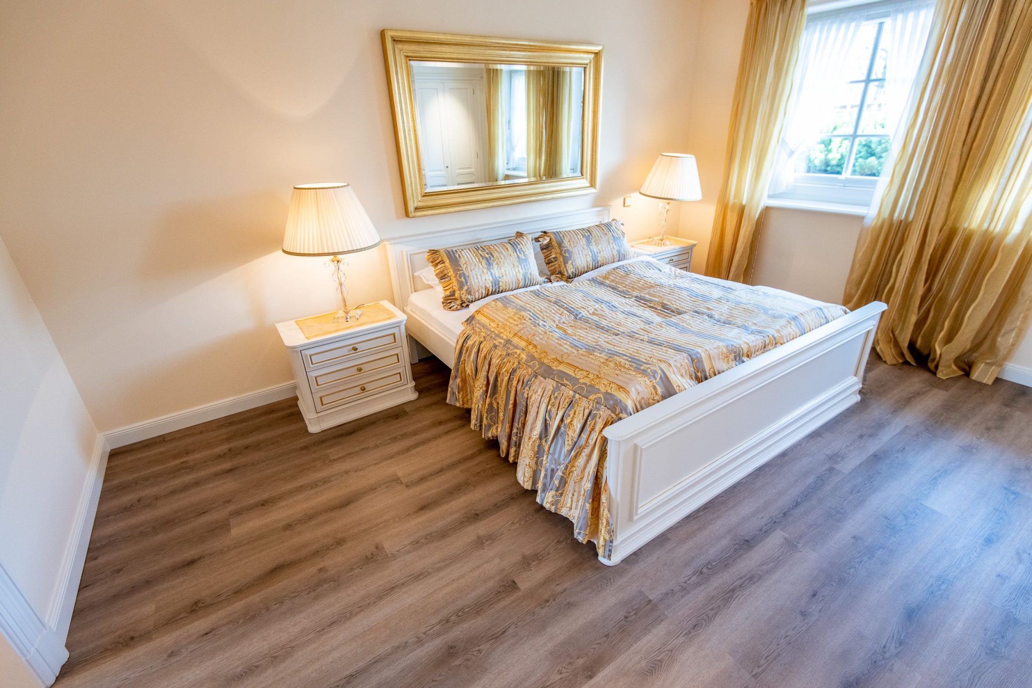 Schlafzimmer mit Doppelbett in Ferienhaus auf Sylt