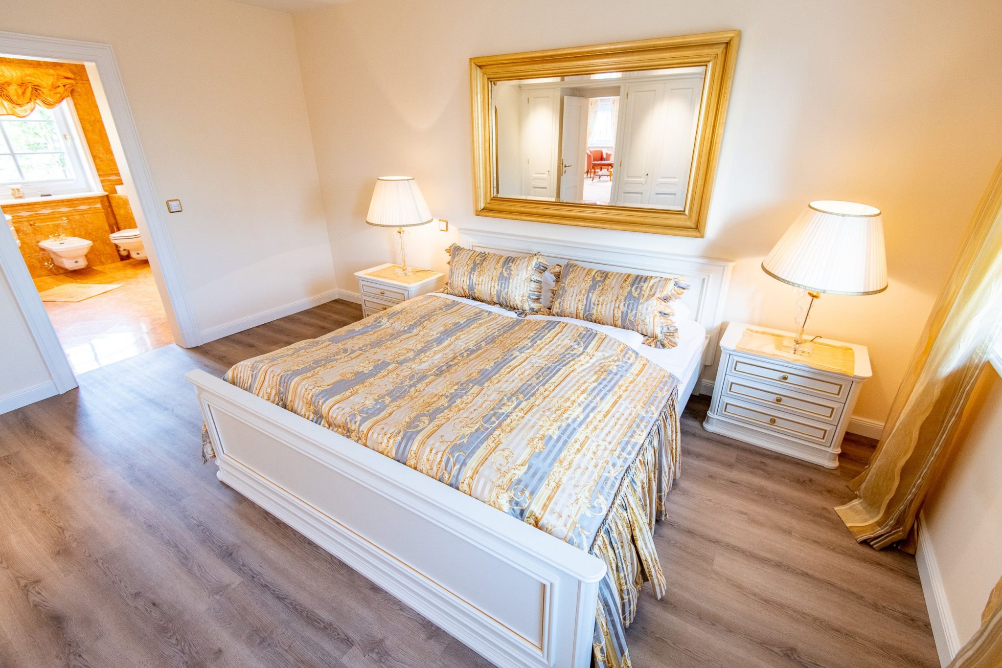 Schlafzimmer mit Doppelbett in Ferienhaus auf Sylt