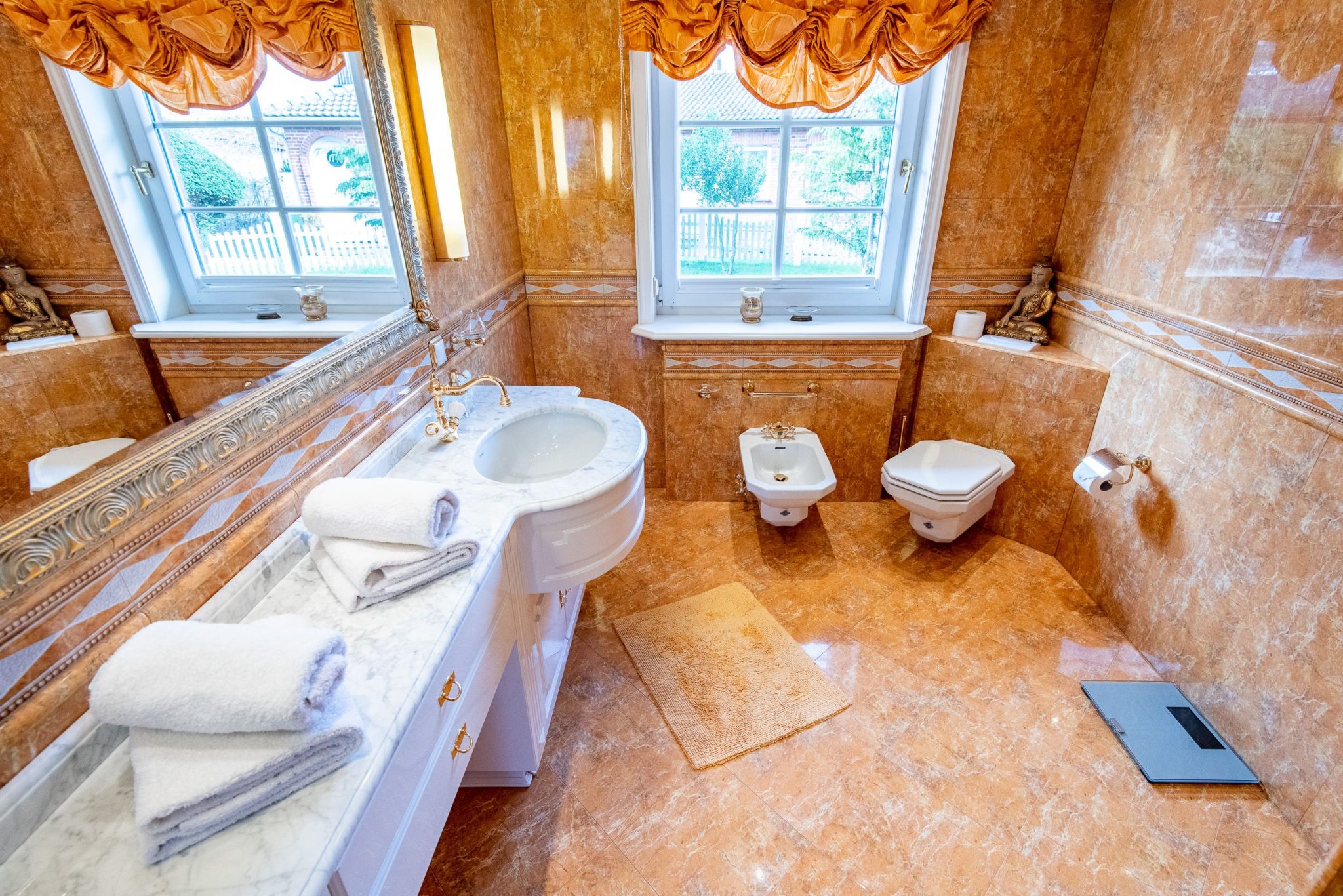 Badezimmer mit großem Spiegel in Ferienhaus auf Sylt