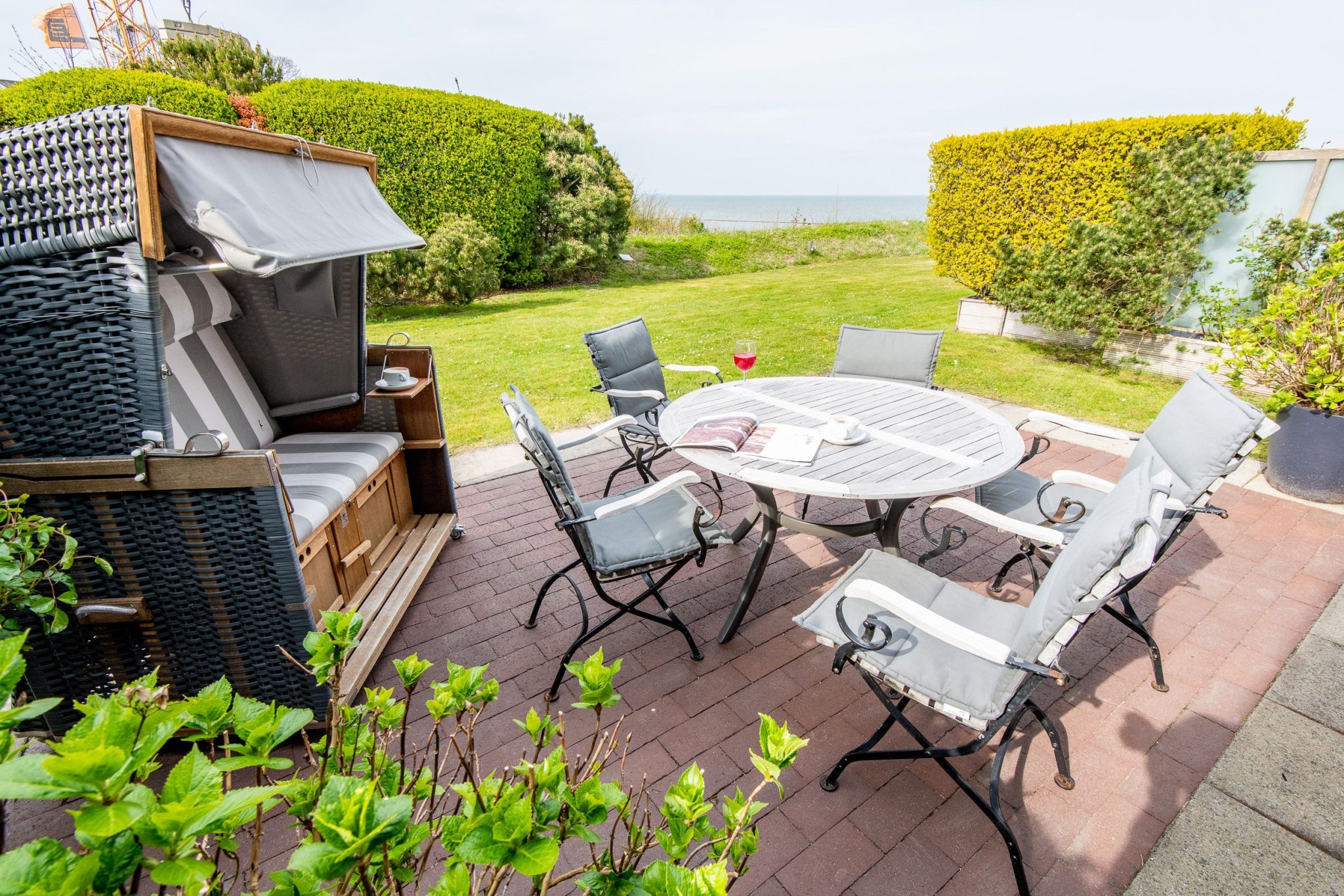 Terrasse mit Strandkorb in Ferienhaus auf Sylt