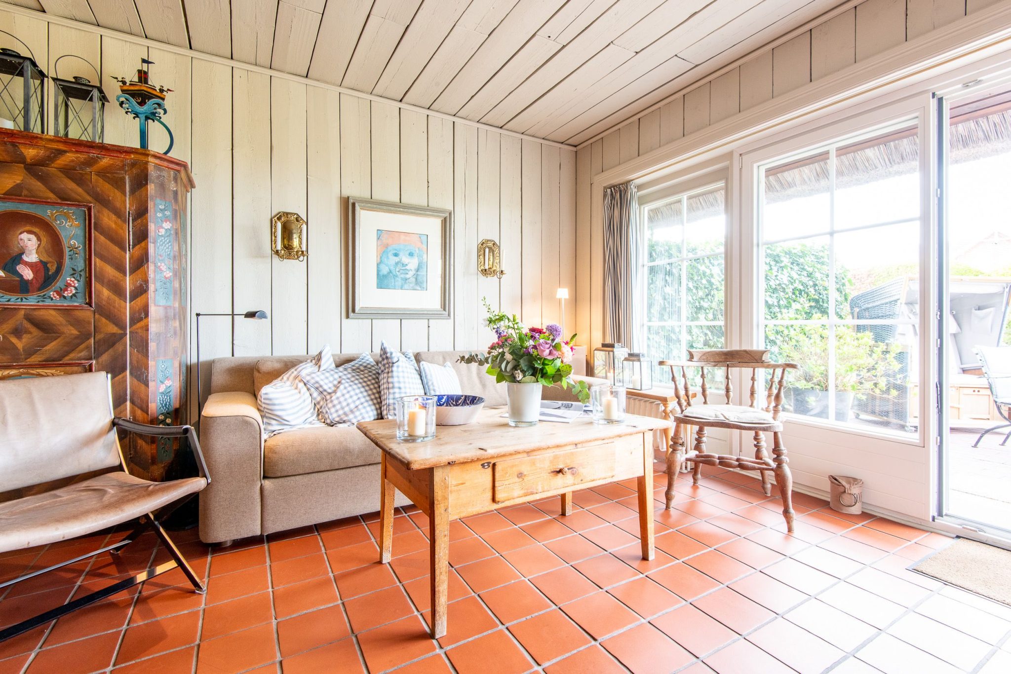 Sofa und Tisch in Ferienhaus auf Sylt
