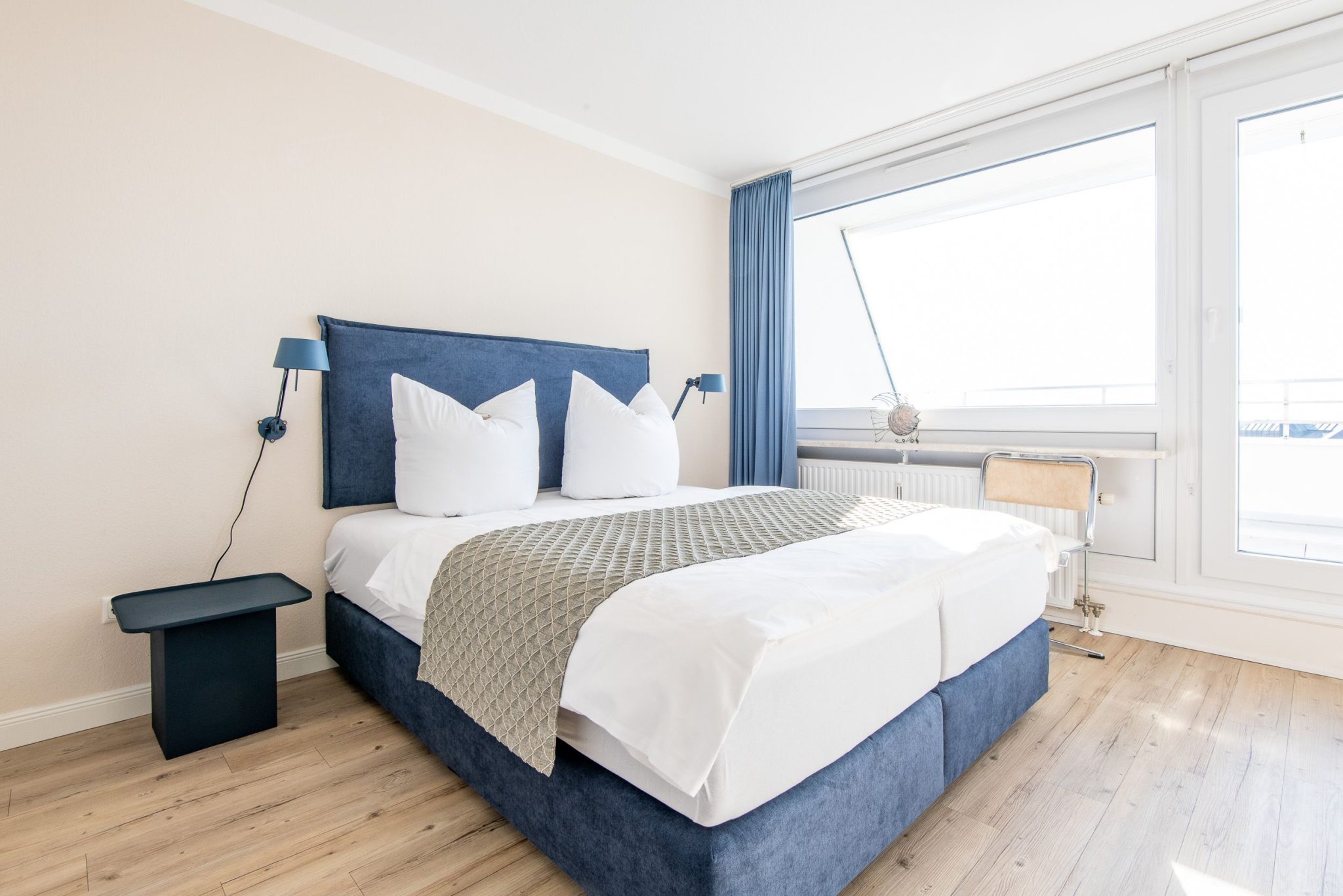 Schlafzimmer mit Doppelbett in Ferienhaus auf Sylt