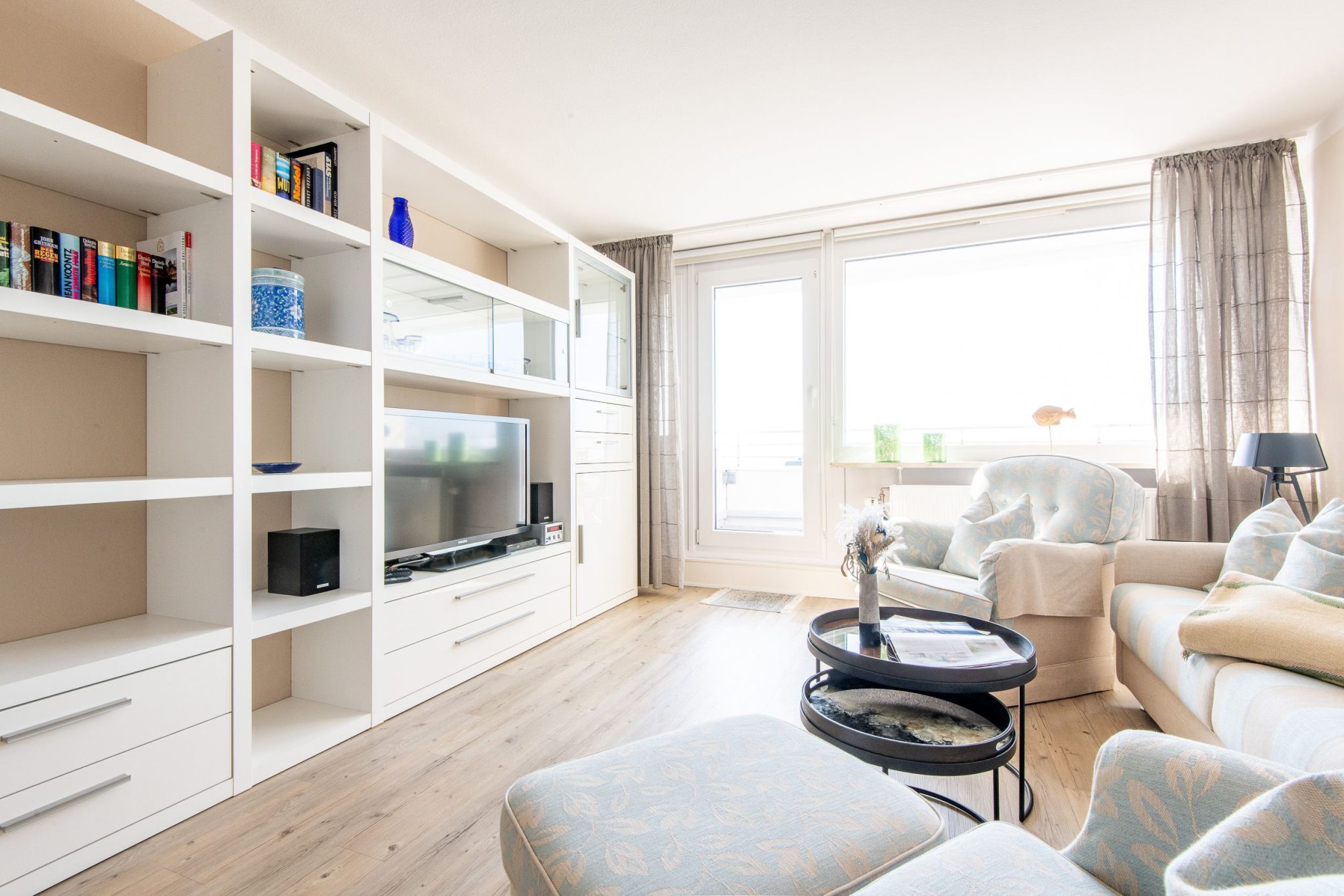 Wohnzimmer mit Fernseher in Ferienhaus auf Sylt