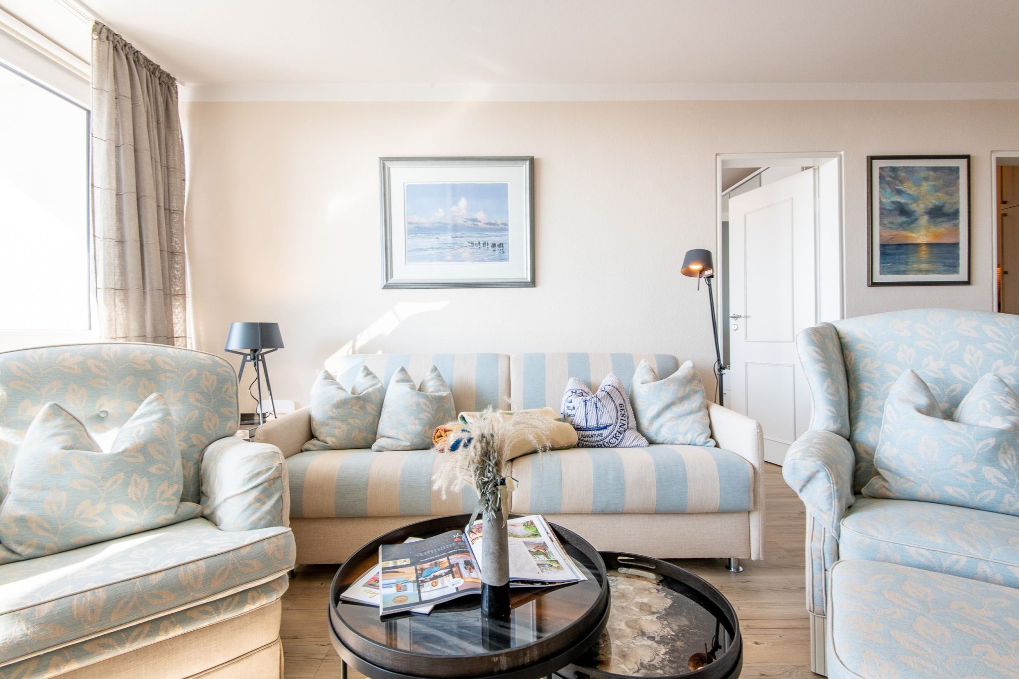 Wohnzimmer mit Sofa in Ferienhaus auf Sylt