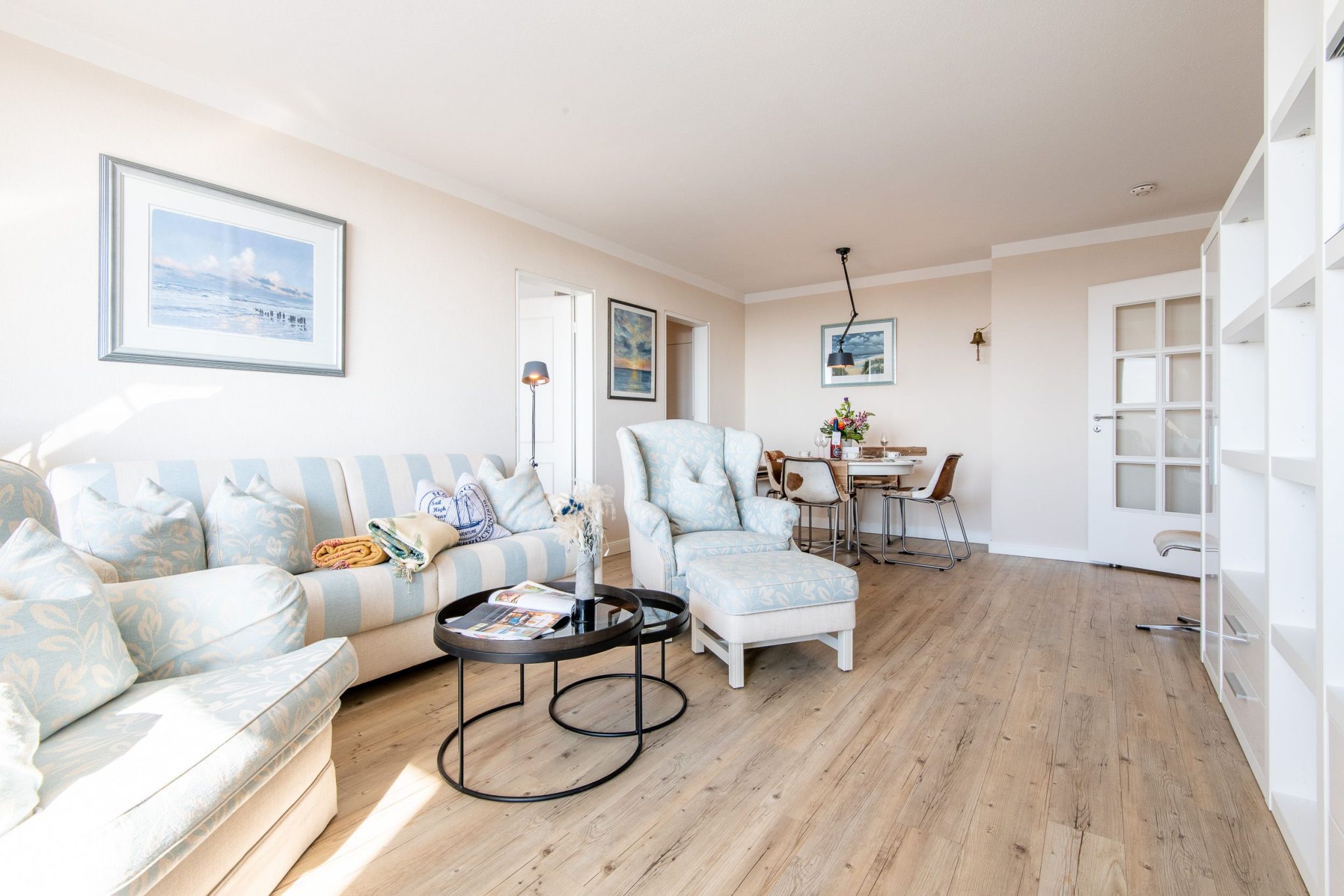 Wohnzimmer mit Sessel in Ferienhaus auf Sylt