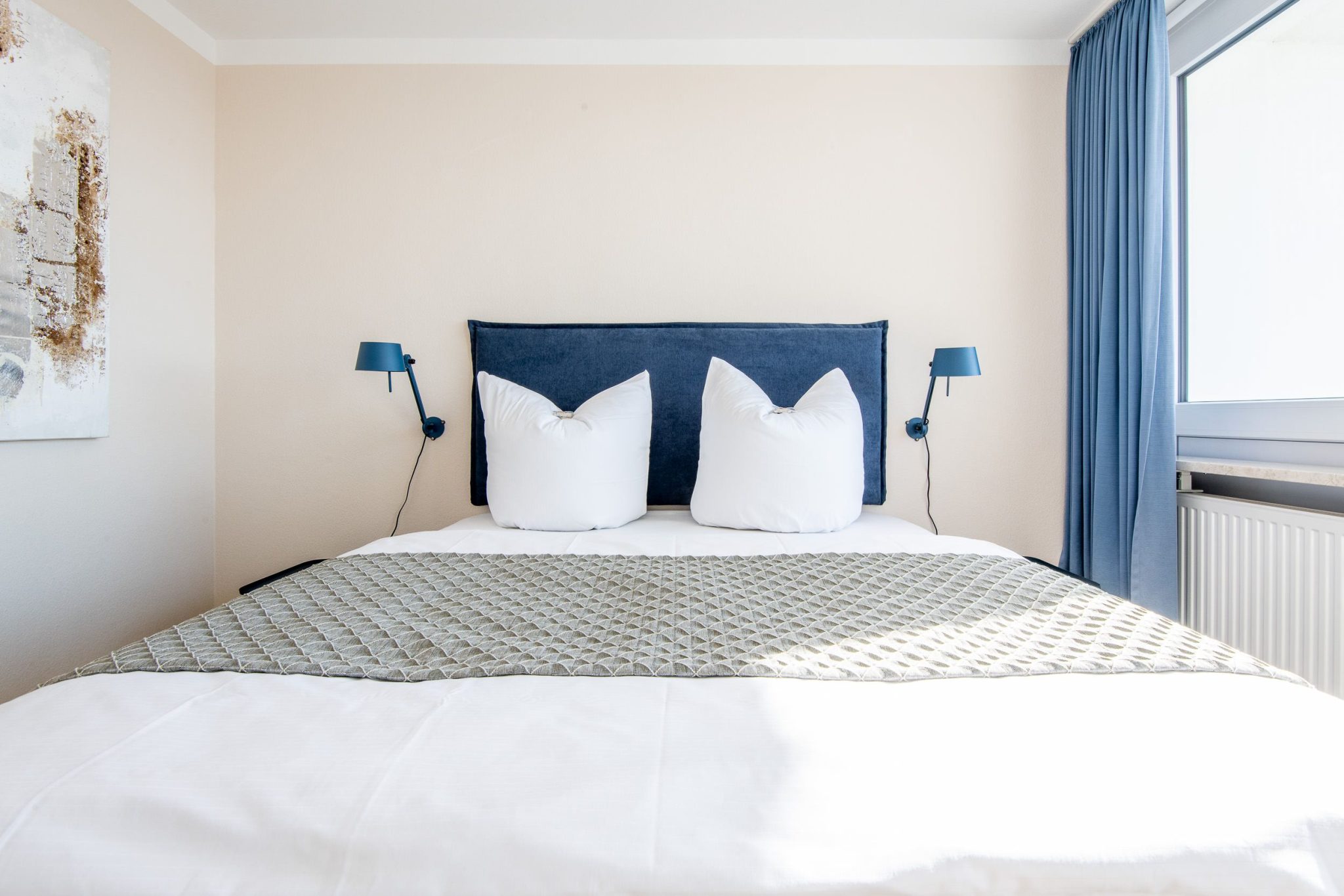Schlafzimmer mit Doppelbett in Ferienhaus auf Sylt