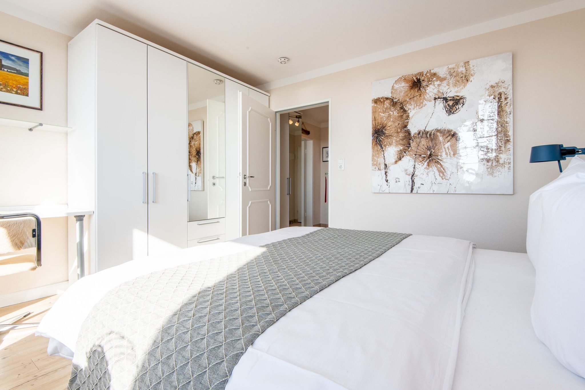 Doppelbett und Kleiderschrank in Ferienhaus auf Sylt