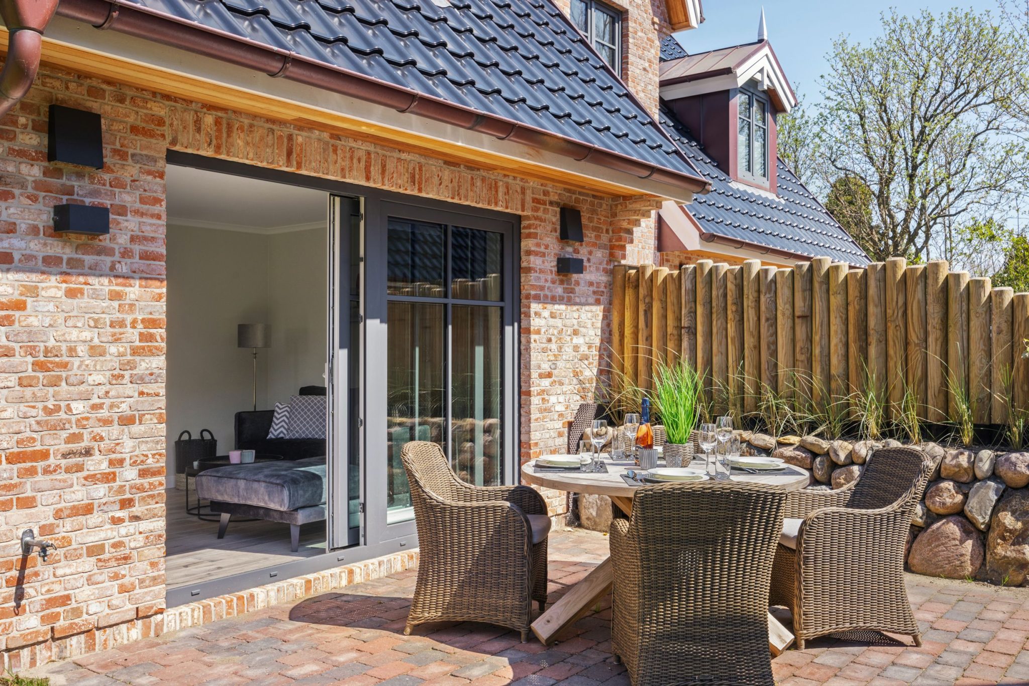 Terrasse mit Esstisch in Ferienhaus auf Sylt
