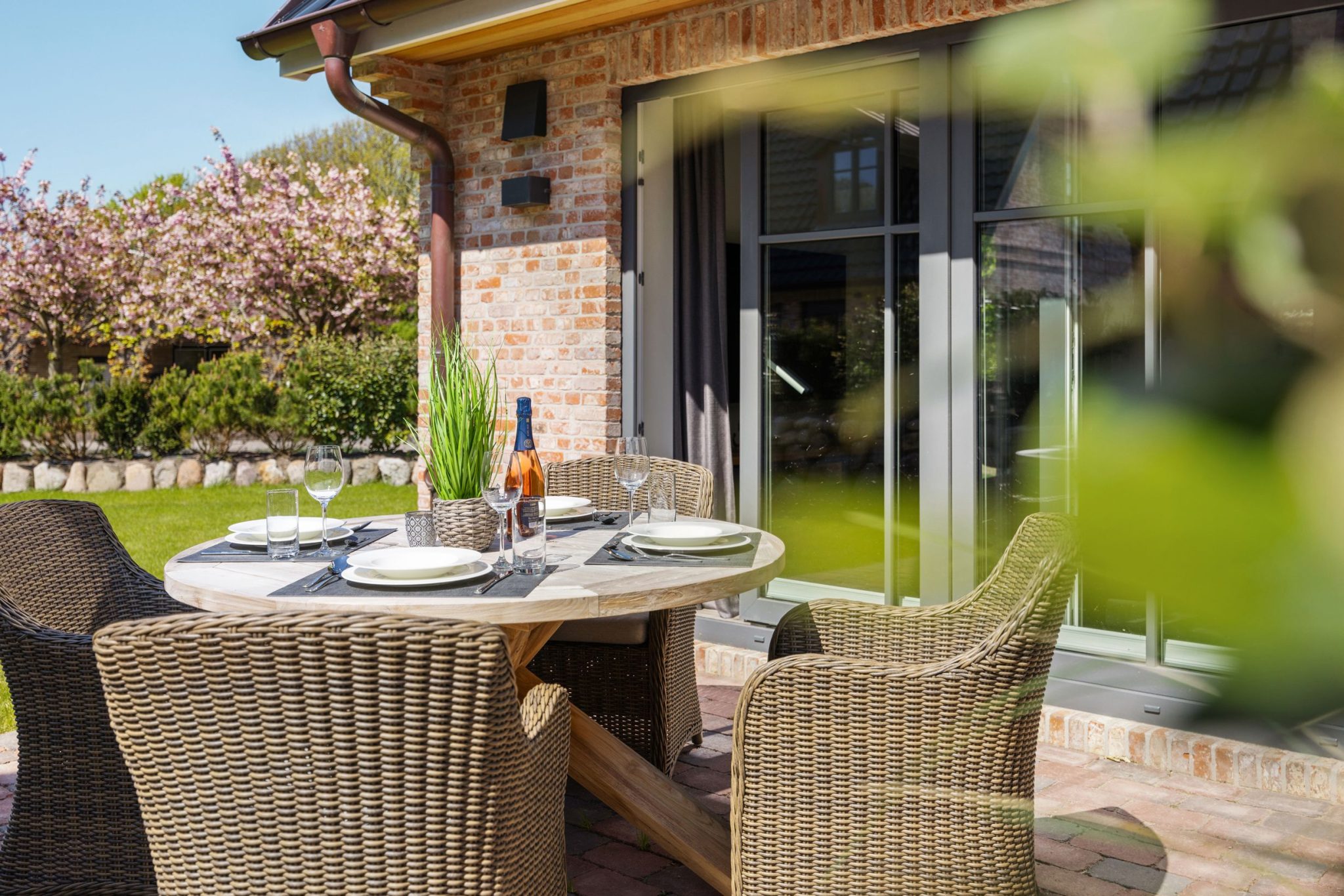 Terrasse mit Tisch und Stühlen in Ferienhaus auf Sylt