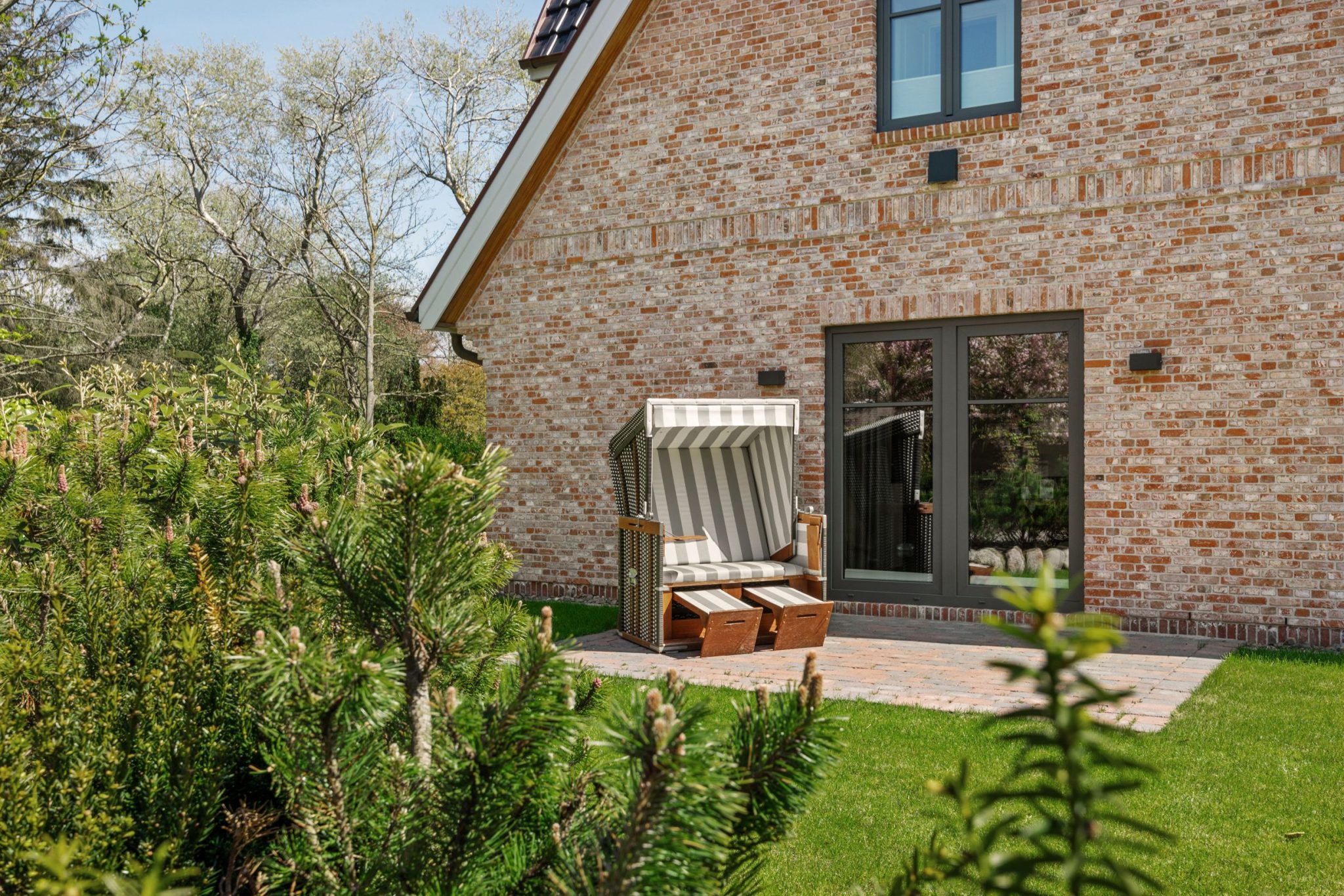 Garten mit Strandkorb in Ferienhaus auf Sylt