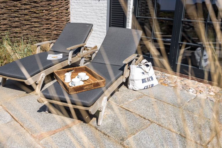 Liegen auf einer Terrasse von Ferienhaus auf Sylt