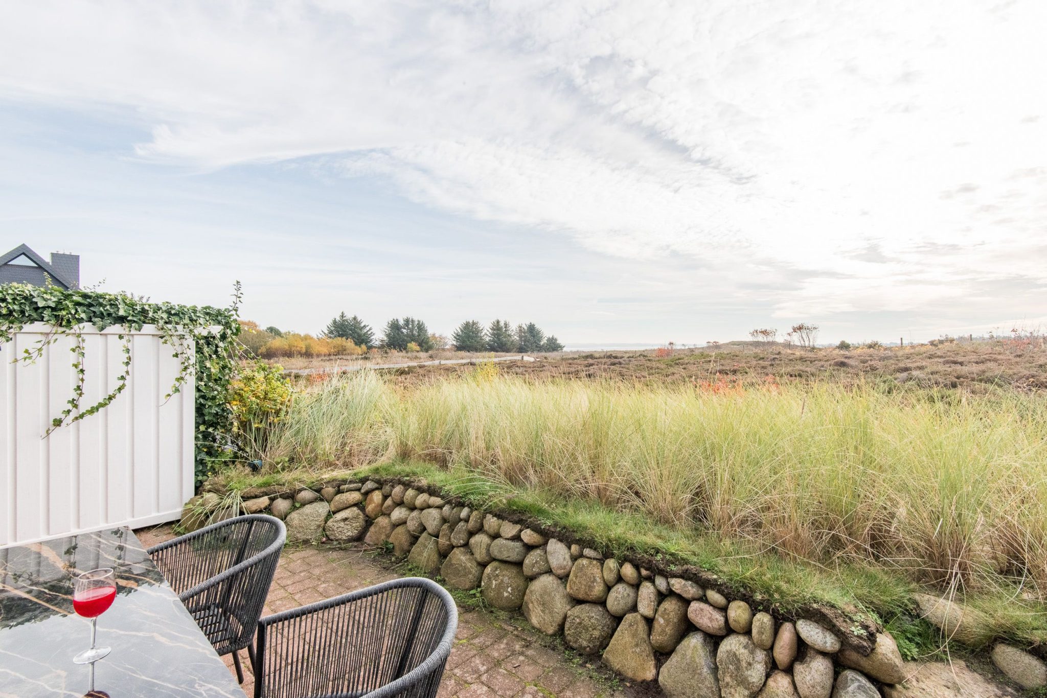 Terrasse mit Tisch in Ferienhaus auf Sylt
