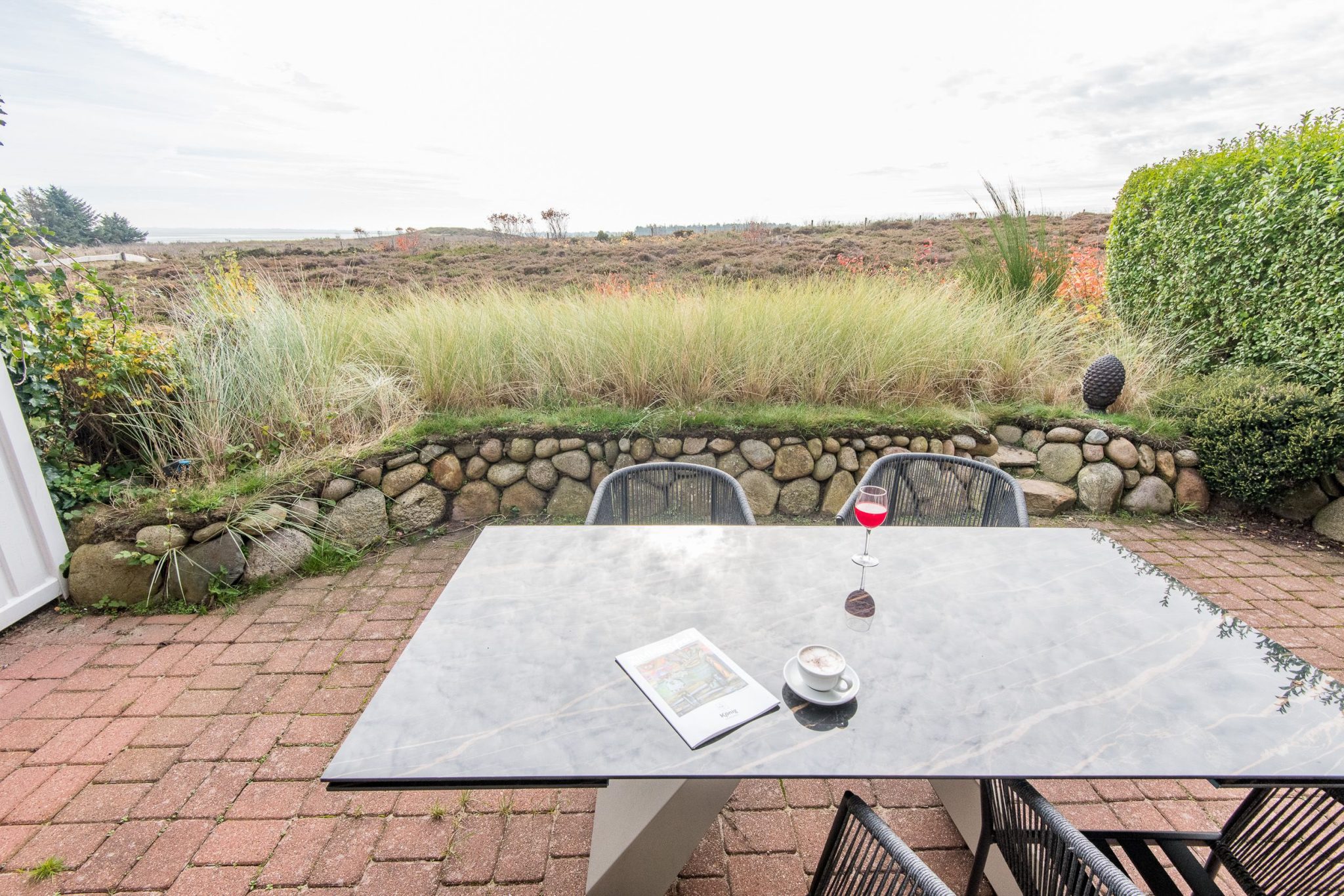 Terrasse mit Tisch in Ferienhaus auf Sylt