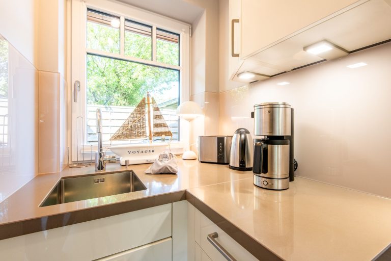 Küche mit Kaffeemaschine in Ferienwohnung auf Sylt
