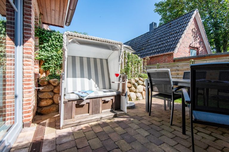 Strandkorb auf Terrasse in Ferienhaus auf Sylt