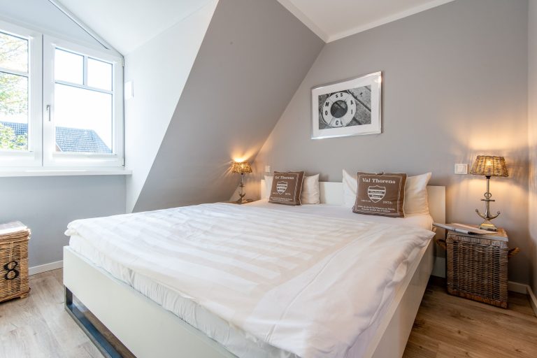 Doppelbett mit Nachttischlampen in Ferienhaus auf Sylt