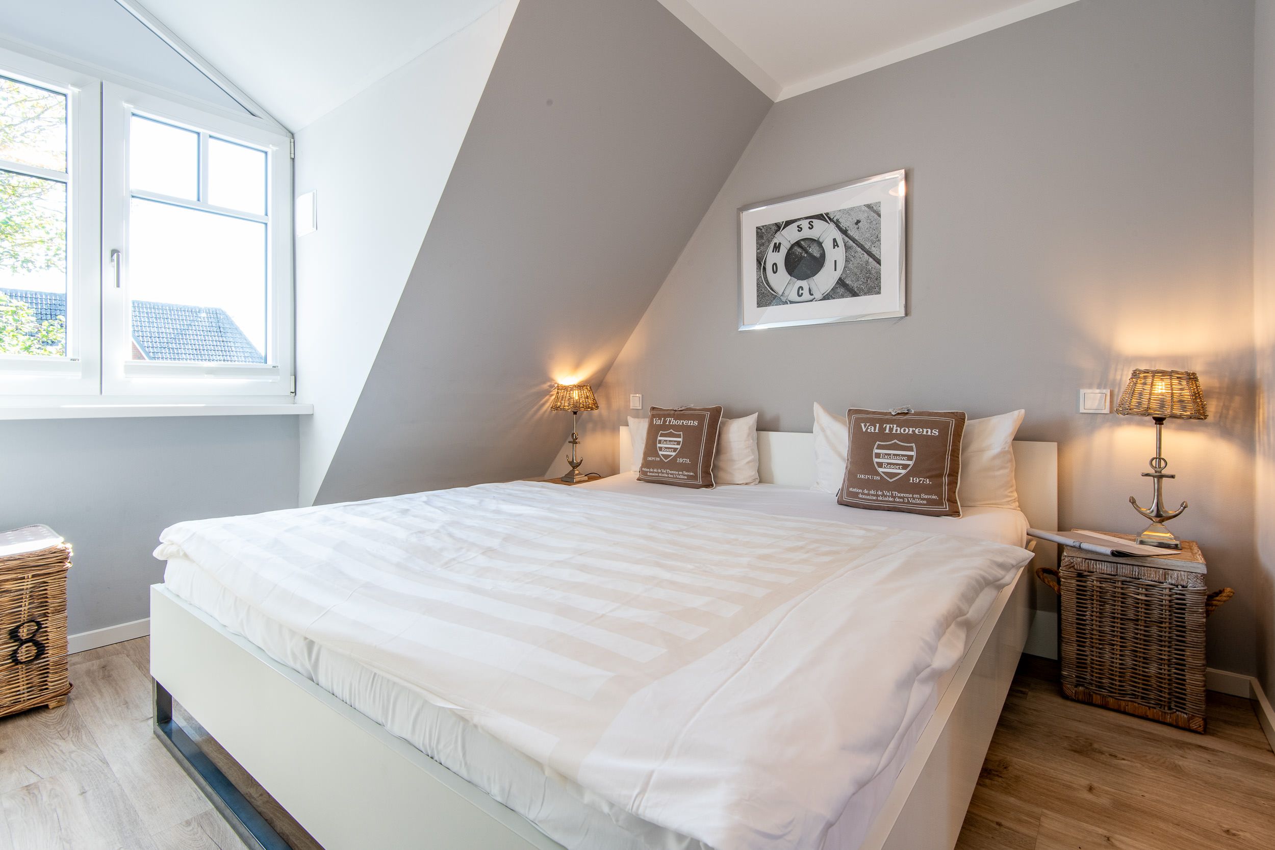 Doppelbett mit Nachttischlampen in Ferienhaus auf Sylt