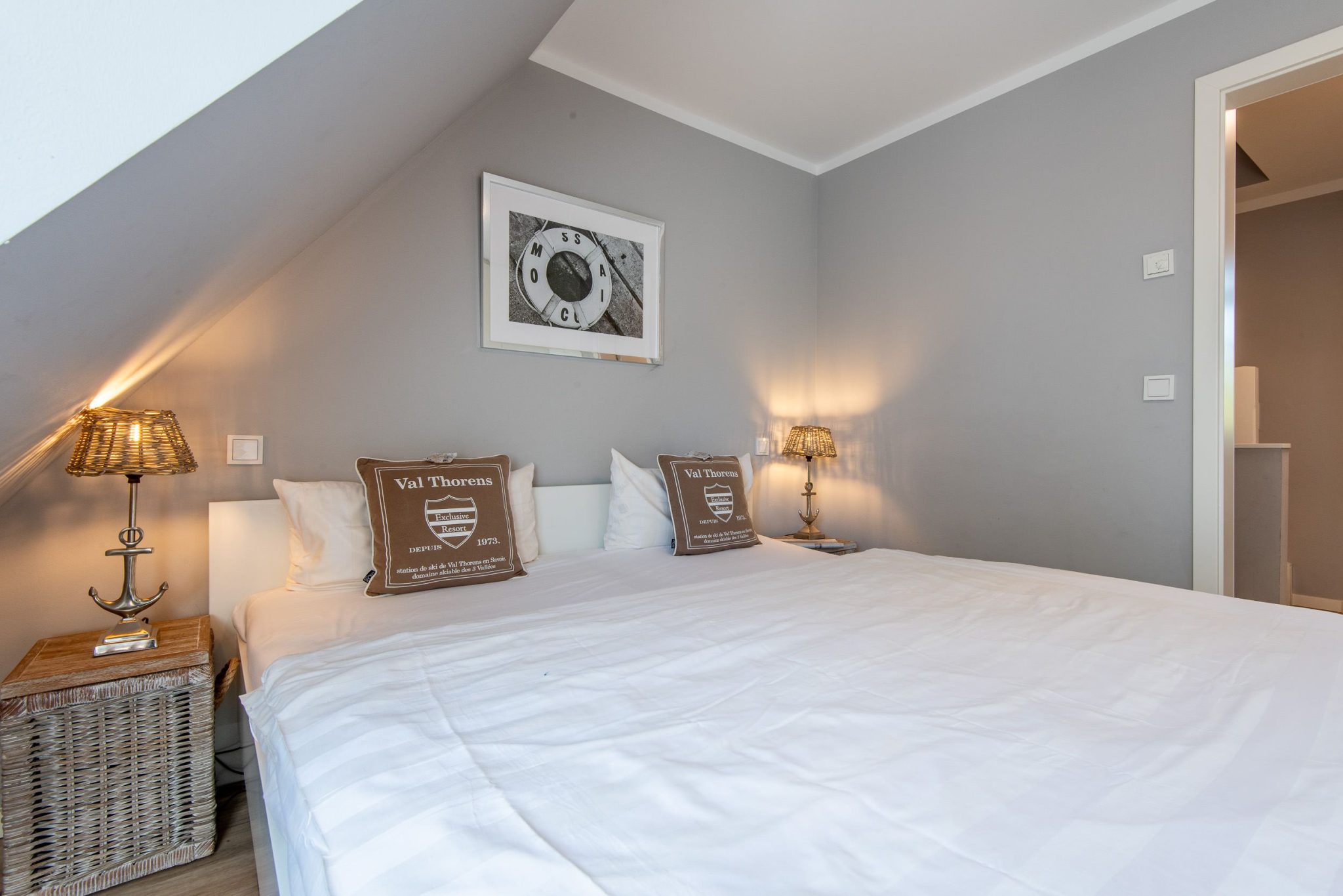 Doppelbett in Schlafzimmer in Ferienhaus auf Sylt