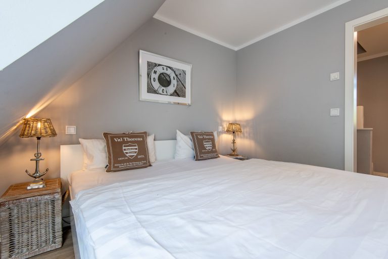 Doppelbett in Schlafzimmer in Ferienhaus auf Sylt