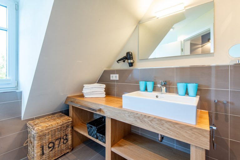 Badezimmer mit Föhn in Ferienhaus auf Sylt