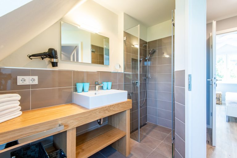 Badezimmer mit Dusche in Ferienhaus auf Sylt