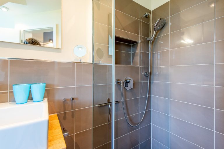 Badezimmer mit Dusche in Ferienhaus auf Sylt