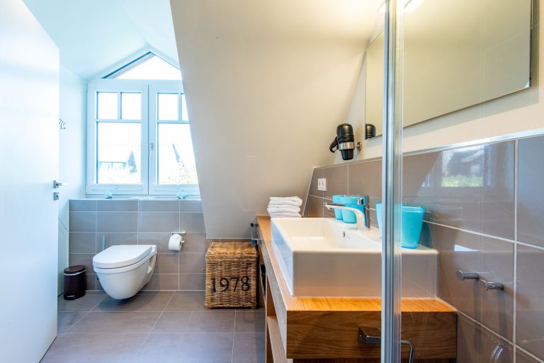 Badezimmer mit Dusche in Ferienhaus auf Sylt