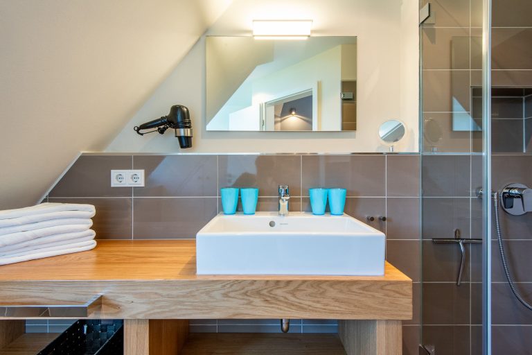 Badezimmer mit Dusche in Ferienhaus auf Sylt