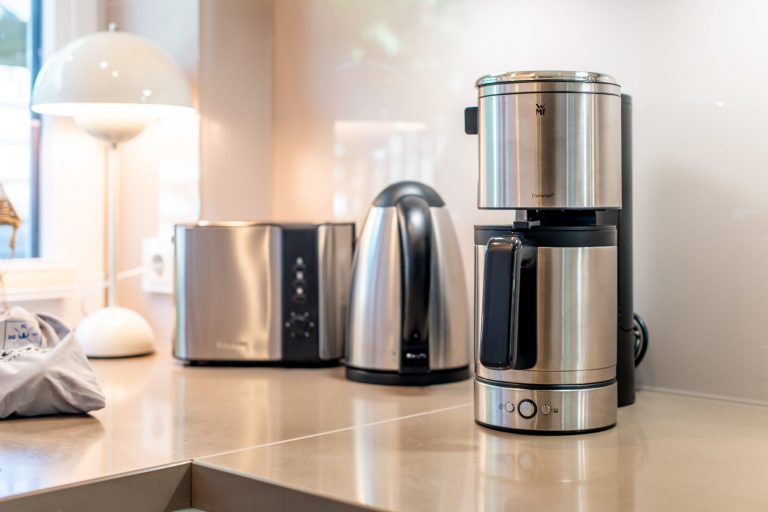 Wasserkocher und Toaster in Ferienhaus auf Sylt
