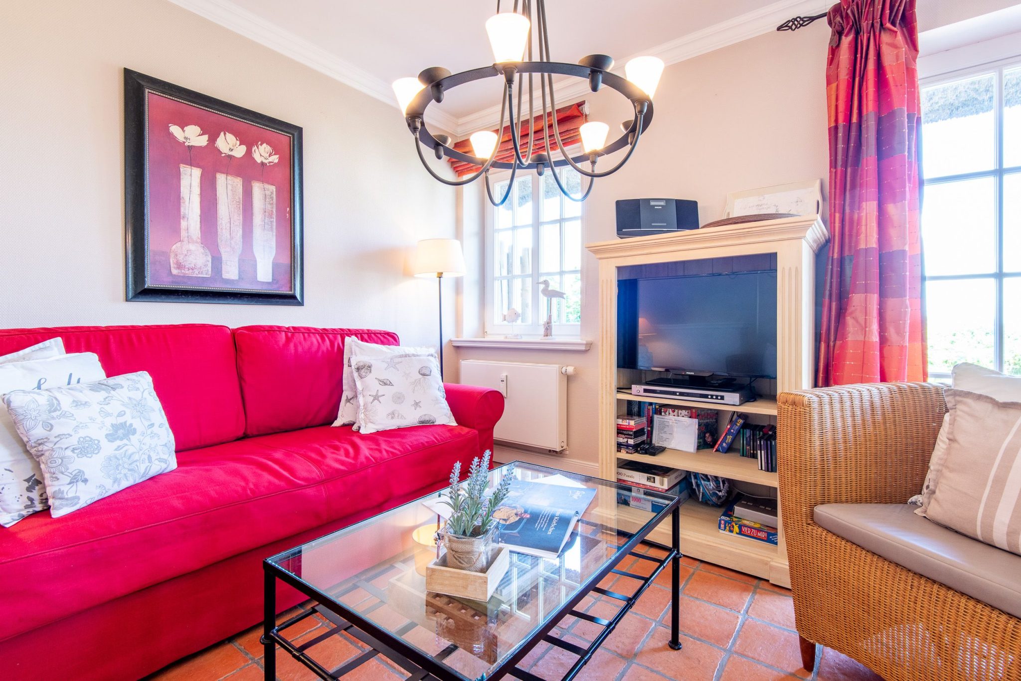 Fernseher und Sofa in Ferienhaus auf Sylt