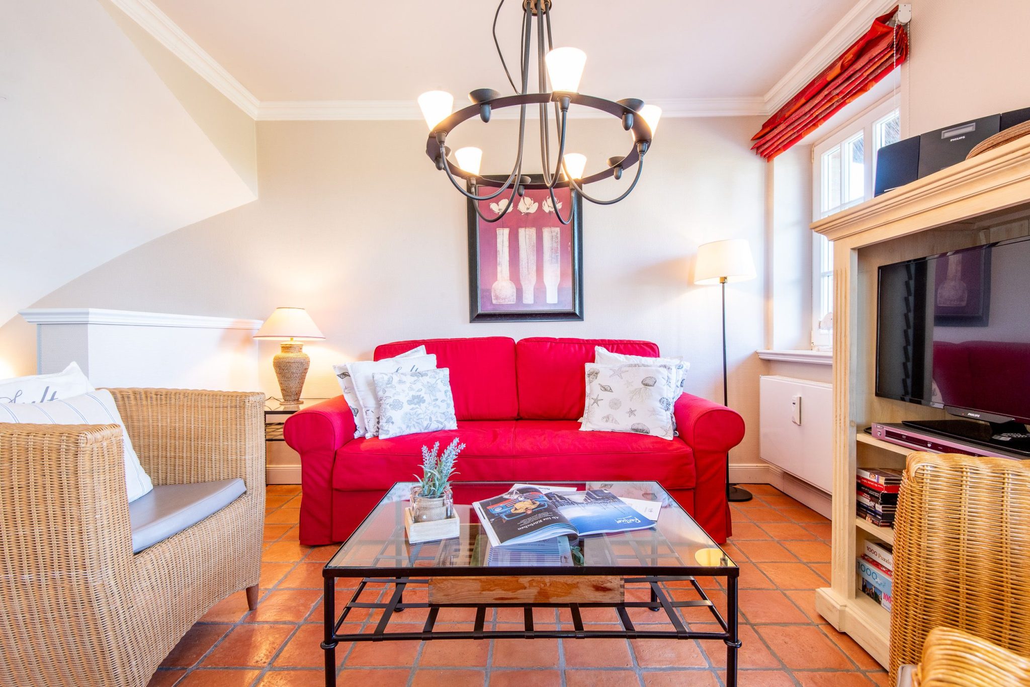Wohnzimmer mit Sofa in Ferienhaus auf Sylt