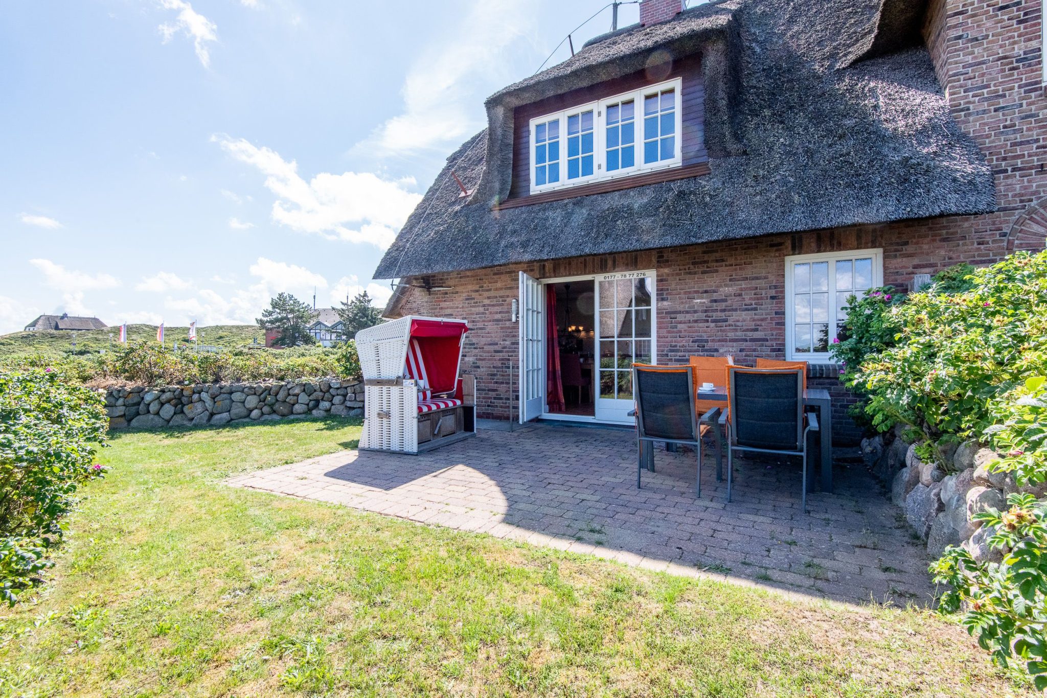 Terrasse mit Strandkorb in Ferienhaus auf Sylt