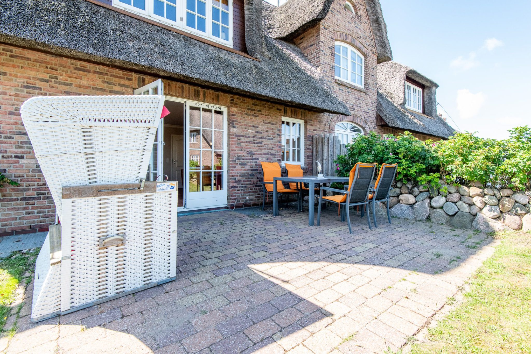 Terrasse mit Strandkorb in Ferienhaus auf Sylt