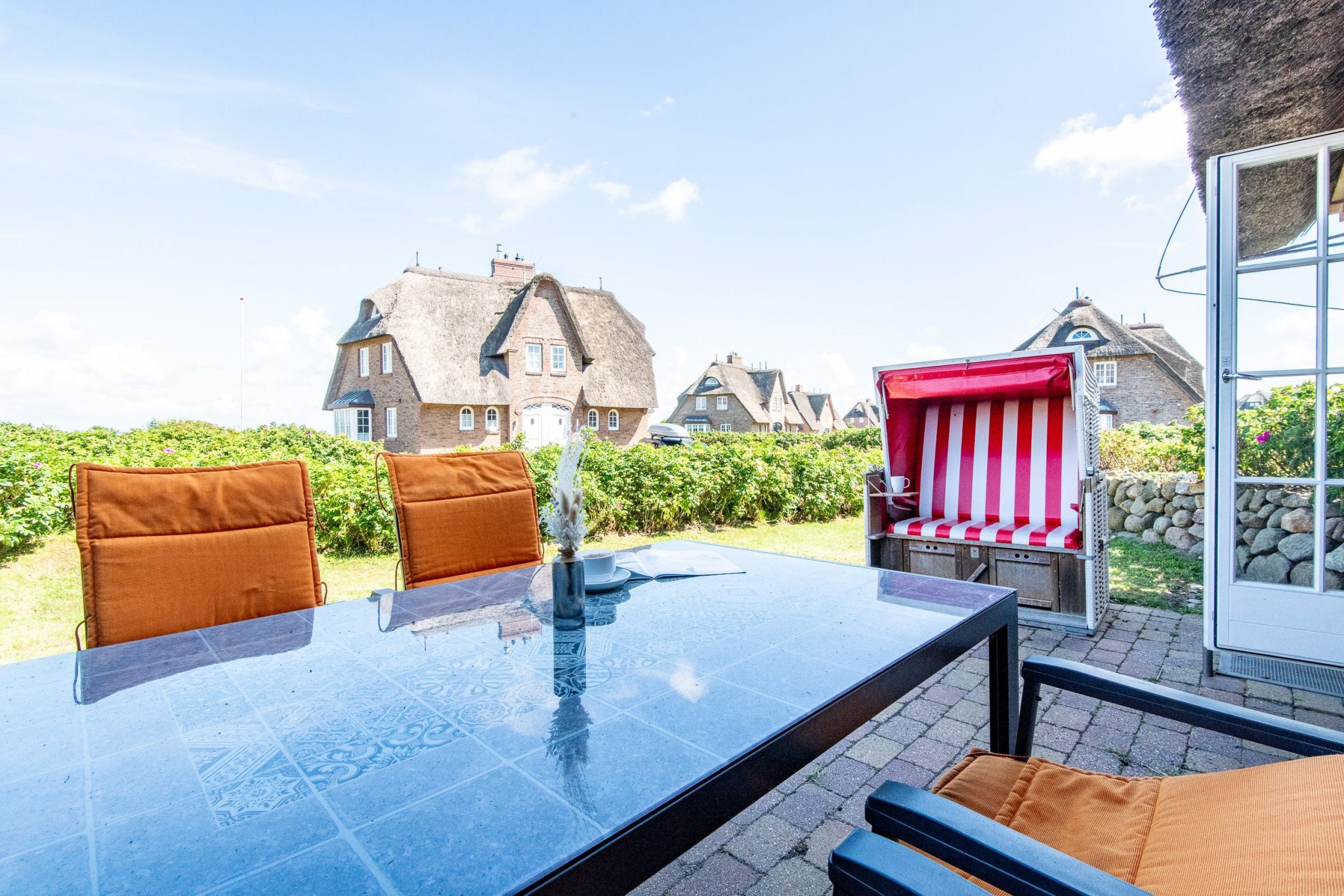 Terrasse mit Strandkorb in Ferienhaus auf Sylt