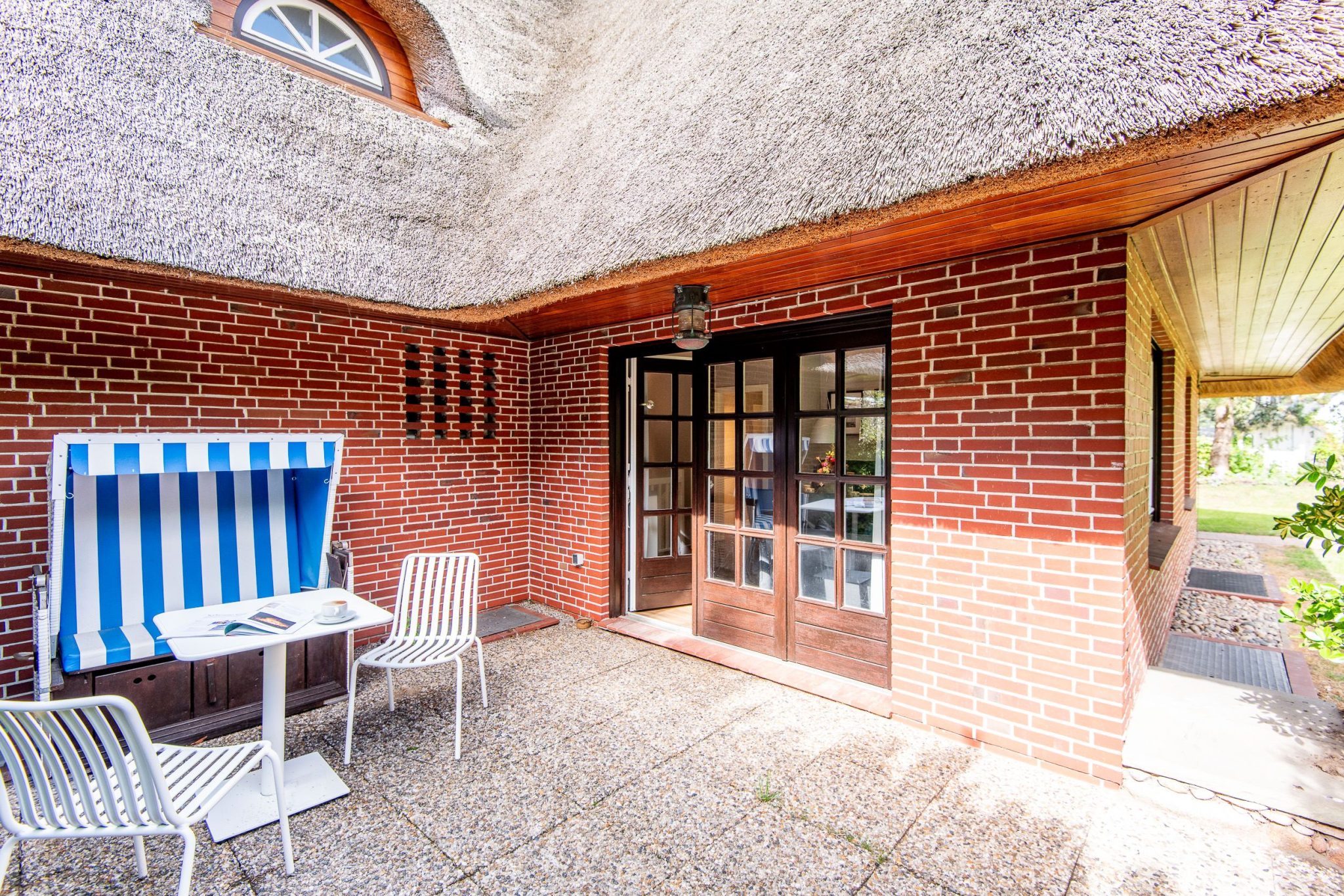 Terrasse mit Strandkorb in Ferienhaus auf Sylt
