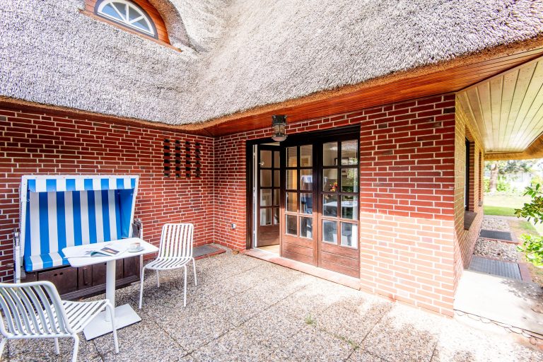 Terrasse mit Strandkorb in Ferienhaus auf Sylt