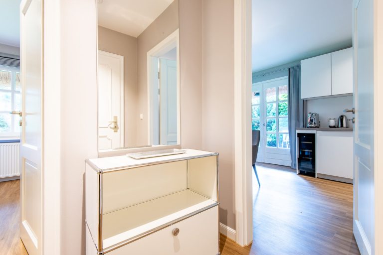 Flur mit Spiegel in Ferienhaus auf Sylt