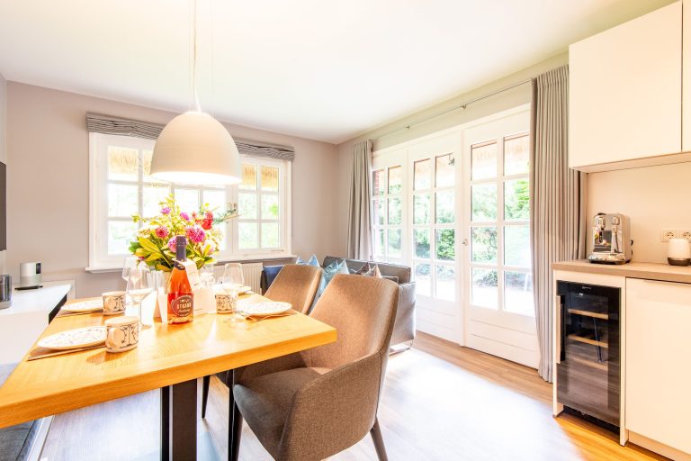 Esszimmer und Küche in Ferienhaus auf Sylt