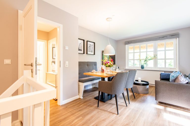 Esszimmer und Sofa in Ferienhaus auf Sylt