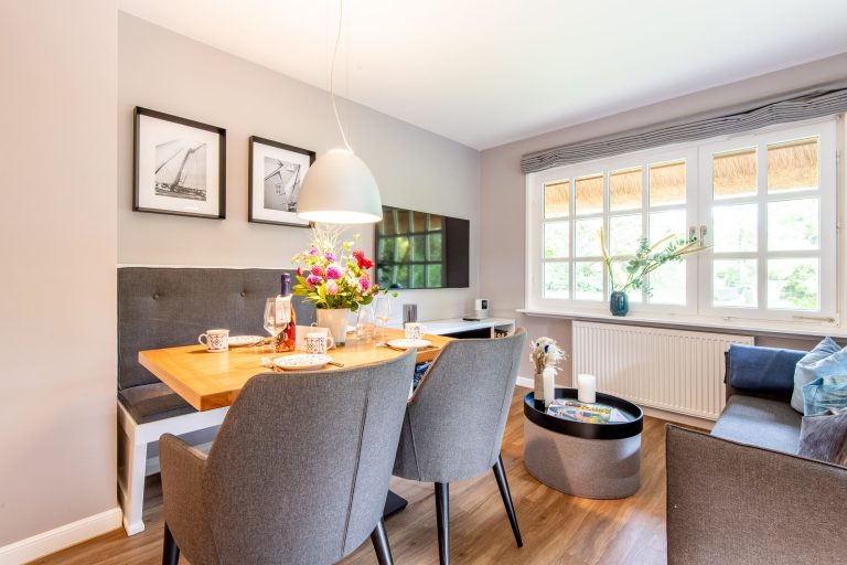 Fernseher und Esszimmer in Ferienhaus auf Sylt